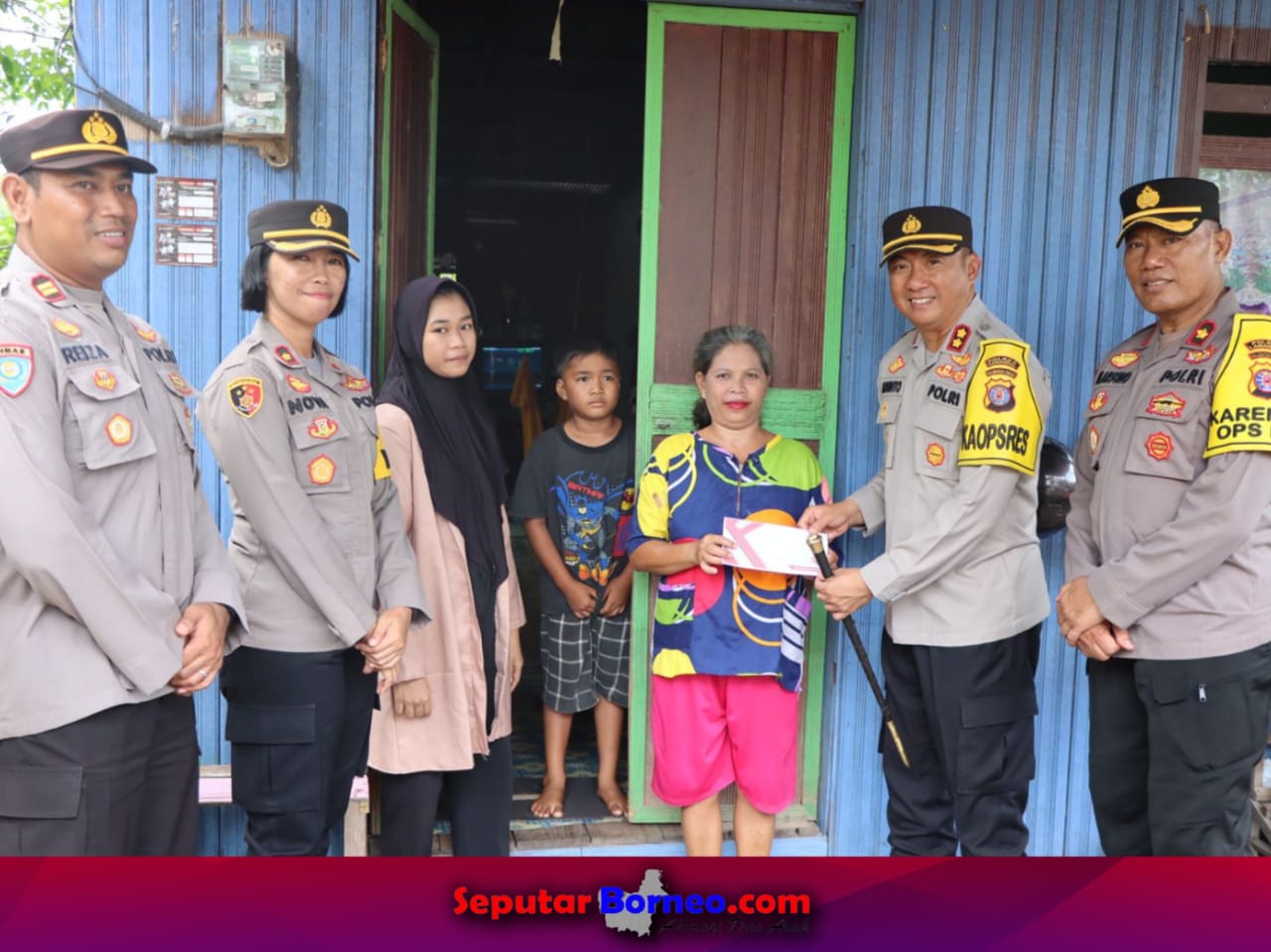 Jelang Idul Fitri, Polres Lamandau Berikan Bansos Kepada Warga Membutuhkan