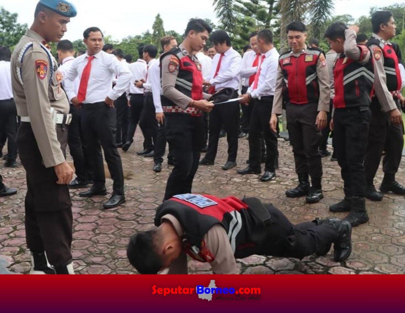 Pemeriksaan identitas dana kartu anggota polri serta sikap tampang personel. (FOTO:ISTIMEWA)