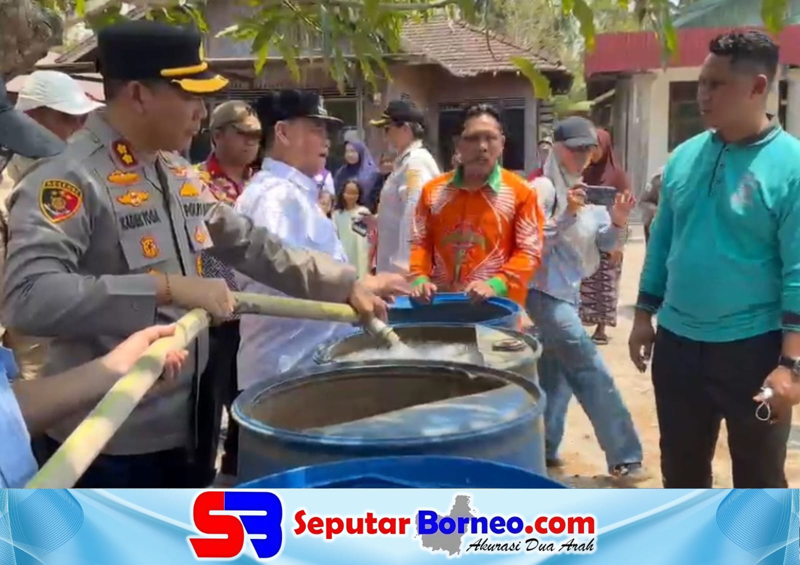 Ketua DPC Pemuda Tani Indonesia Kotim, Muhamad Abdul Rasid saat ikut penyaluran air bersih. (FOTO:SEPUTAR BORNEO)