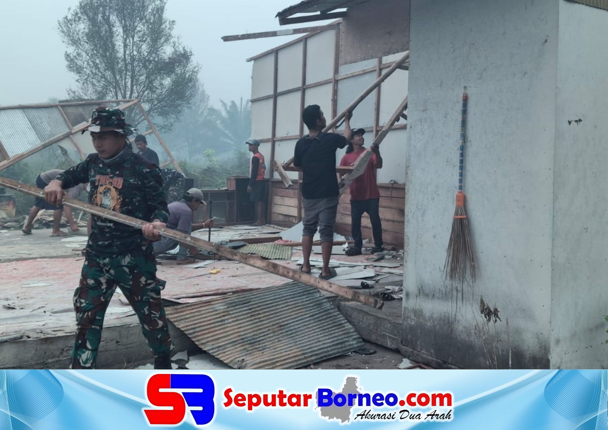 Personel Kodim Palangka Raya melaksanakan bedah rumah warga. (FOTO: ISTIMEWA)
