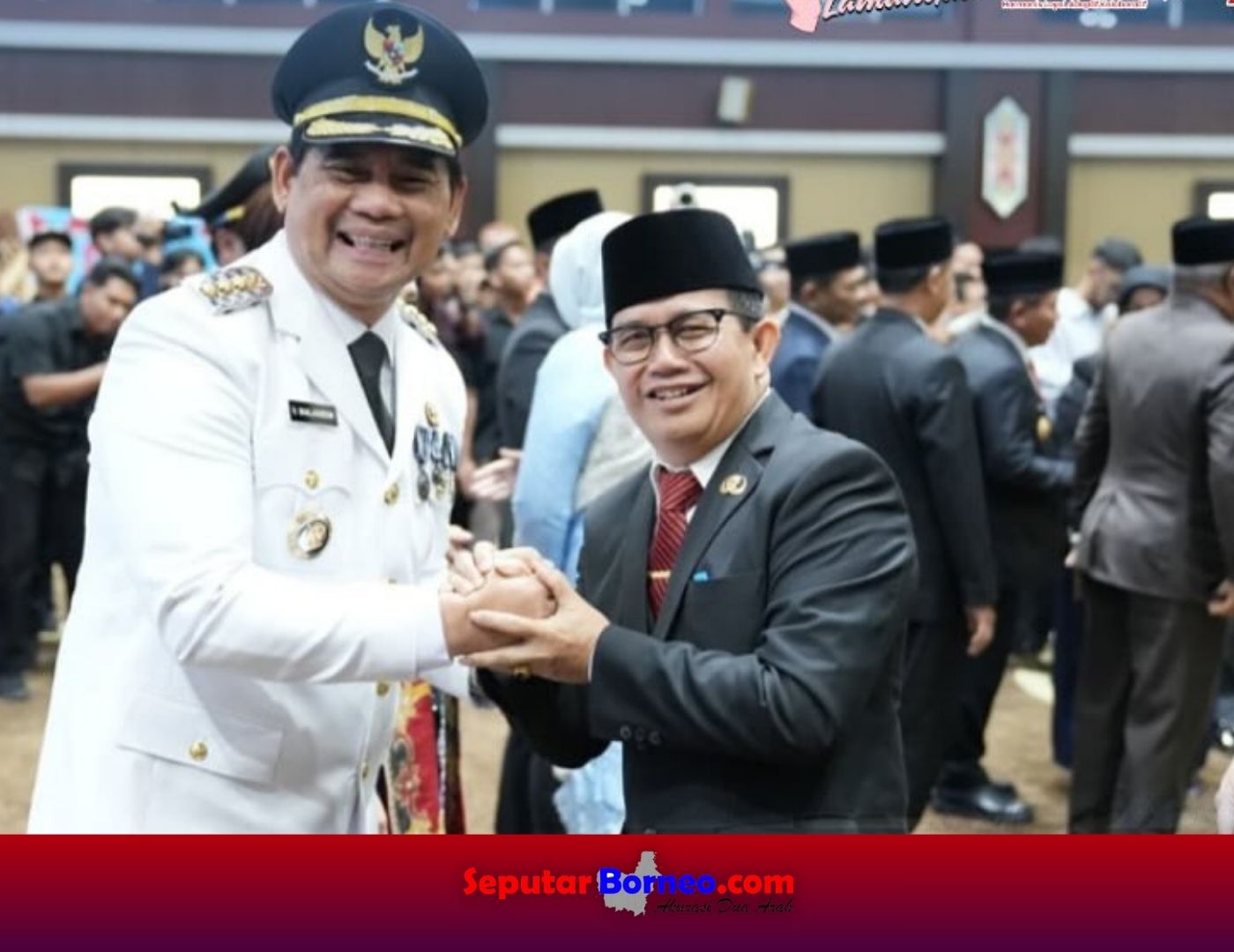 Asisten Administrasi Perekonomian, Pembangunan, dan Sumber Daya Alam Setda, Meigo Basel saat menyampaikan selamat kepada Shalahuddin dan Felix Sonadie Y Tingan. (FOTO:ISTIMEWA)