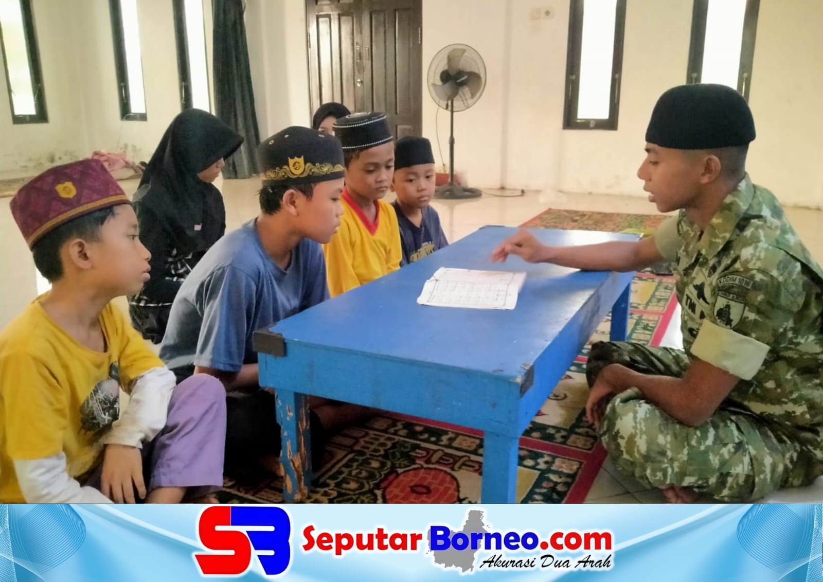 Personel Kodim Palangka Raya ketika melajar anak-anak mengaji. (FOTO:ISTIMEWA)