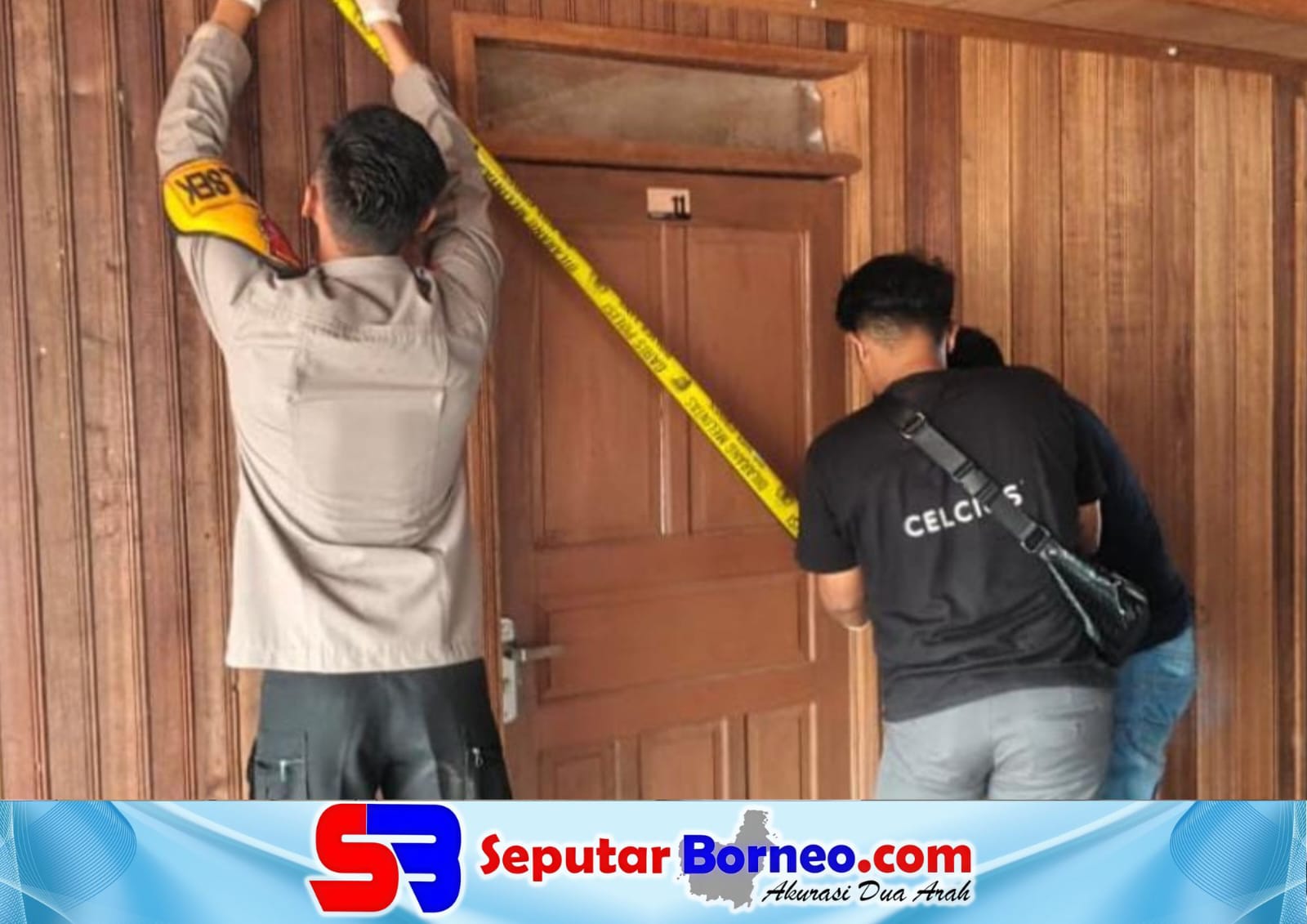 Aparat kepolisian memasang galis polisi di kamar losmen tempat seorang pria yang ditemukan tewas. (FOTO:ISTIMEWA)