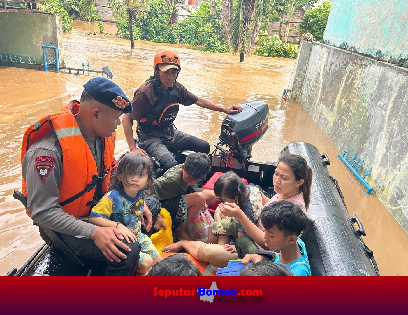 Dikepung Banjir, Tim SAR Korbrimob Polri Evakuasi Warga Jakarta Timur