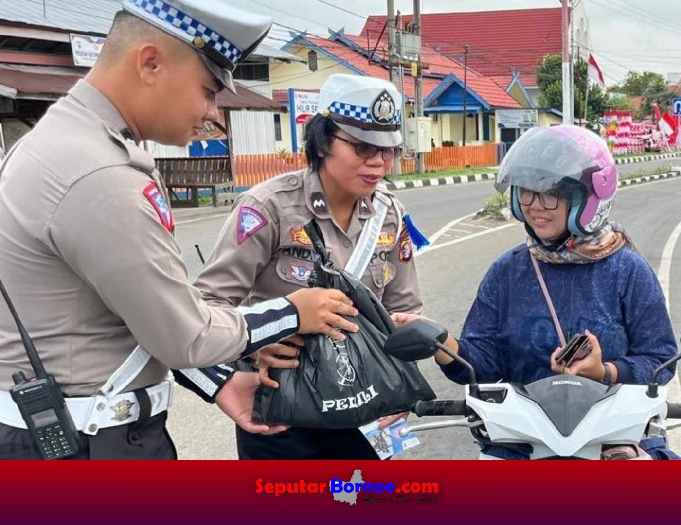 Taati Aturan Lalu Lintas, Satlantas Polres Barsel Beri Hadiah Pengendara