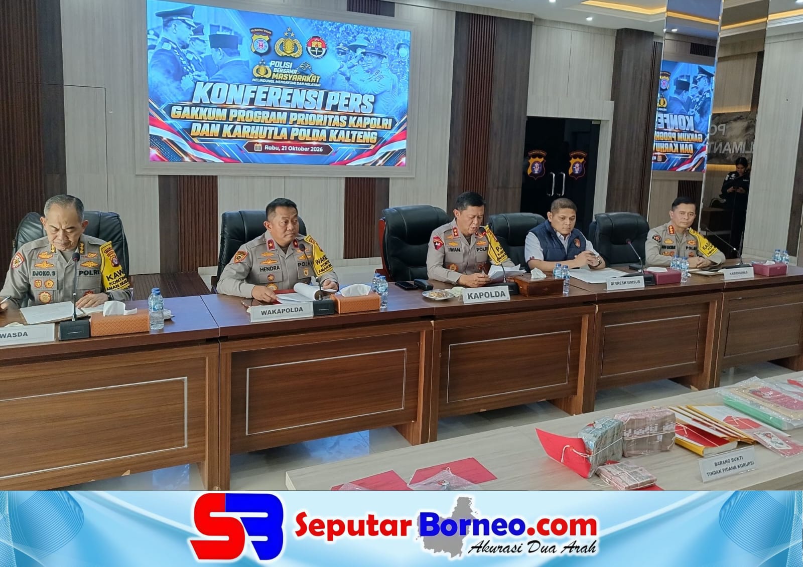 Kapolda Kalteng, Irjen Pol Iwan Kurniawan ketika memimpin konferensi pers pengungkapan kasus karhutla. (FOTO:SEPUTAR BORNEO)