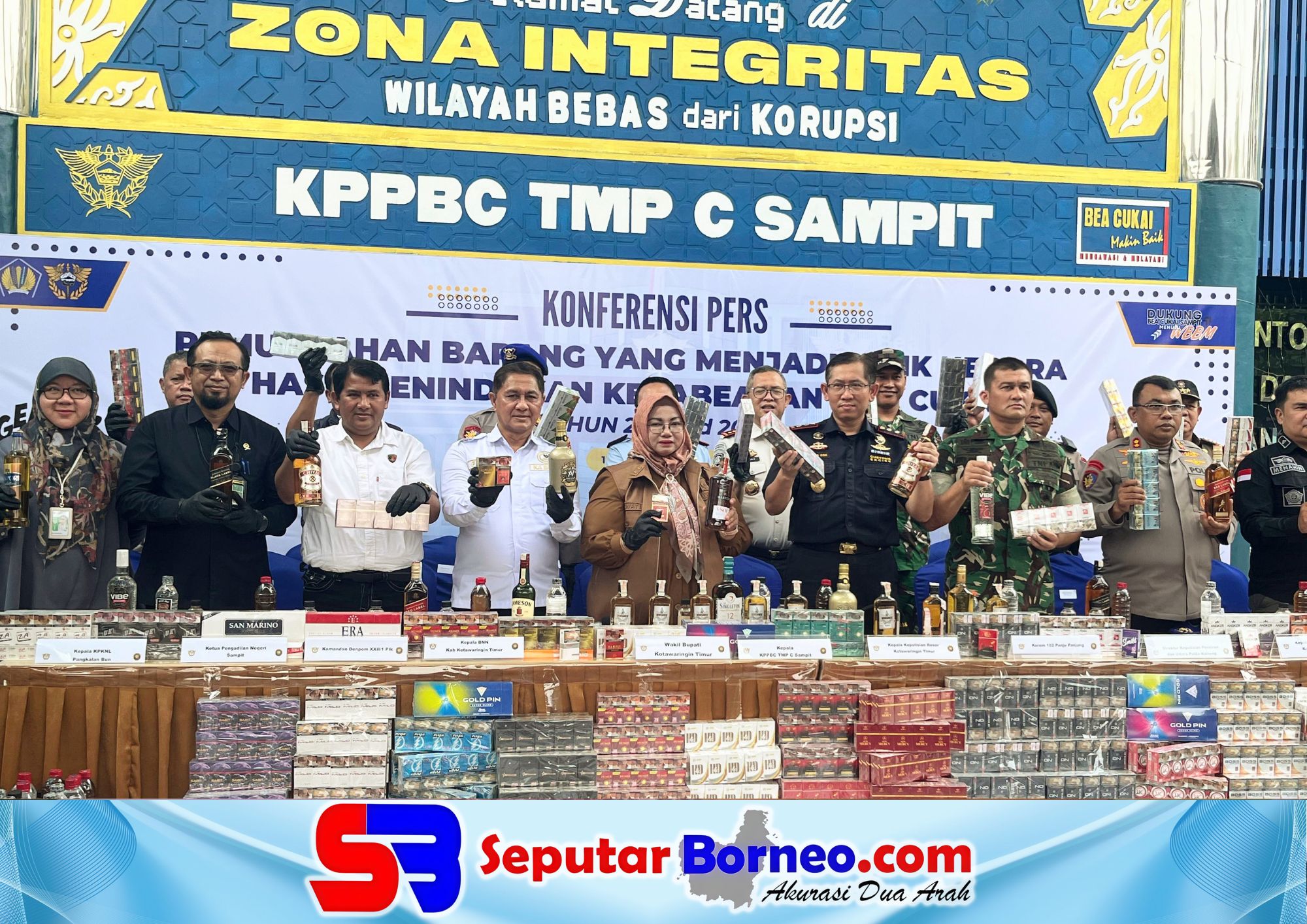 Bea Cukai Sampit memusnahkan ratusan ribu batang rokok dan ribuan miras ilagal. (FOTO: SEPUTAR BORNEO)