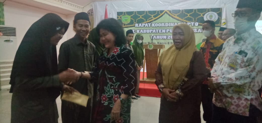 Bupati Buka Rakor LPTQ Sekaligus Menyerahkan Bonus Kepada Kafilah Berprestasi