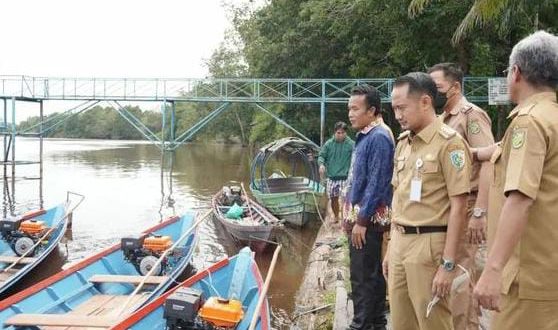 Tunjang Kinerja Guru Bantaran Sungai, Fairid Serahkan Lima Bantuan Kelotok