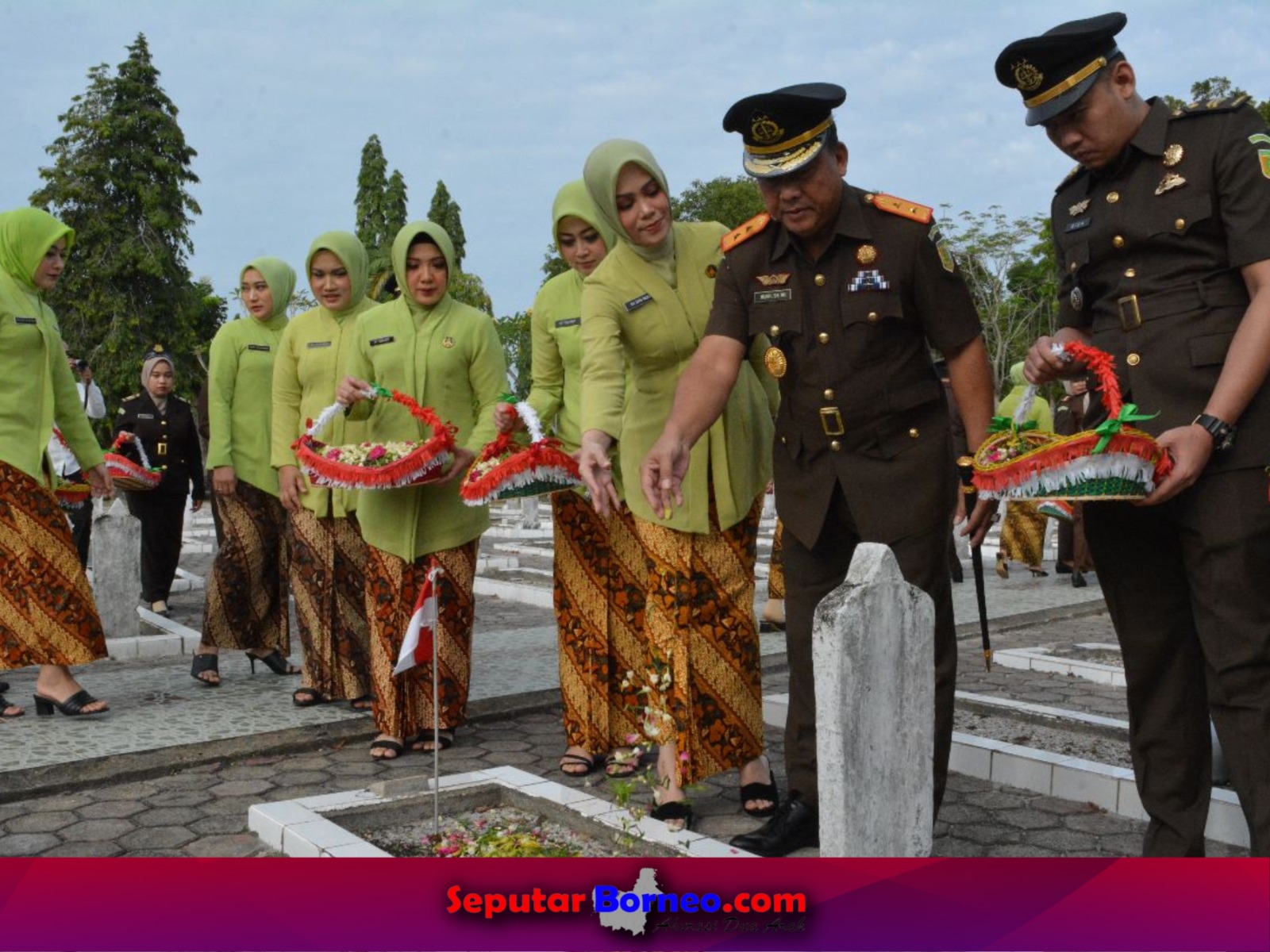 Kejati Kalsel Gelar Upacara Ziarah di Taman Makam Pahlawan Bumi Kencana