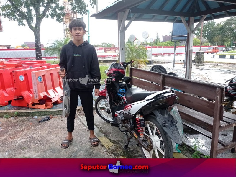 Rahmadi pemilik motor yang gunakan knalpot brong saat diamankan di Pos Satlantas Bundaran Besar Palangka Raya. (FOTO:SEPUTAR BORNEO)