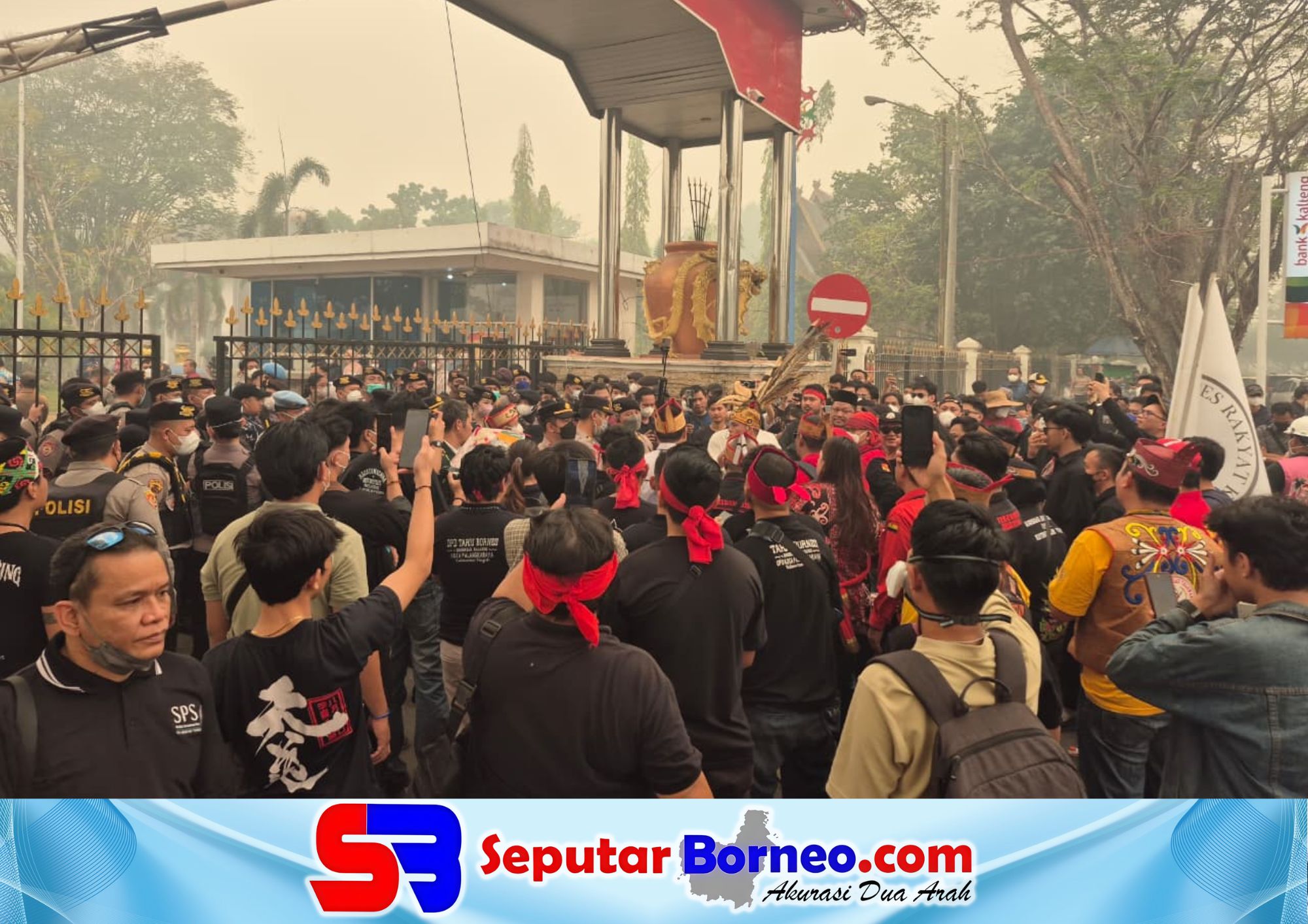 Massa aksi dari Aliansi Rakyat Kalteng menggeruduk Kantor Gubernur Kalteng. (FOTO: SEPUTAR BORNEO)