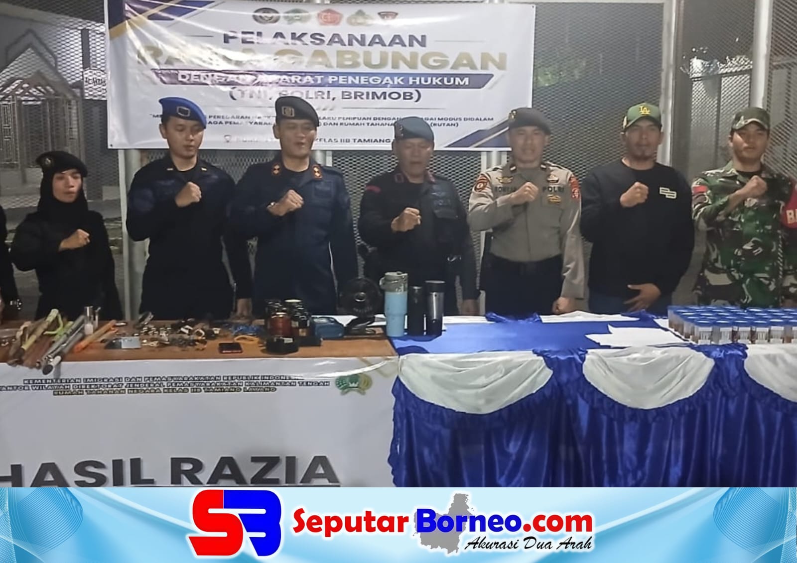 Petugas gabungan menunjukkan hasil setelah melakukan penggeledahan di blok hunian warga binaan Rutan Tamiang Layang, Rabu (22/9/2026) malam. FOTO: LOGMAN/SB