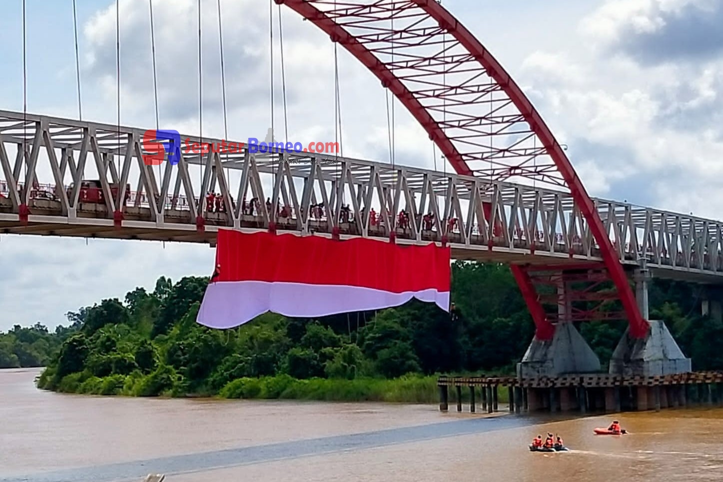 MANTAP! Tim Relawan ERP Kibarkan Bendera Merah Putih Raksasa di Jembatan Kahayan