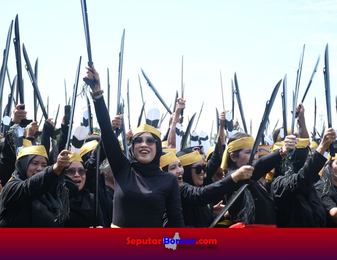 Penari Mandau kolosal dalam rangka memeriahkan HUT Pulang Pisau ke-23 berhasil memecahkan mekor muri dunia. (FOTO:DISKOMINFO)