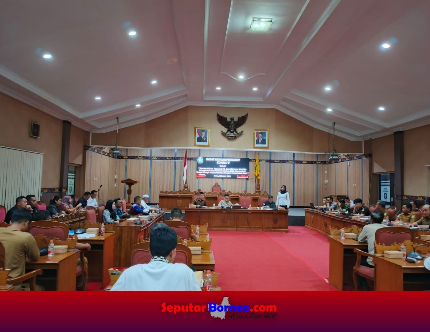 Perwakilan masyarakat Parenggean mengikuti media oleh DPRD Kotim saat menuntut pengembalian lahan dari PT MBK. (FOTO:ABU)