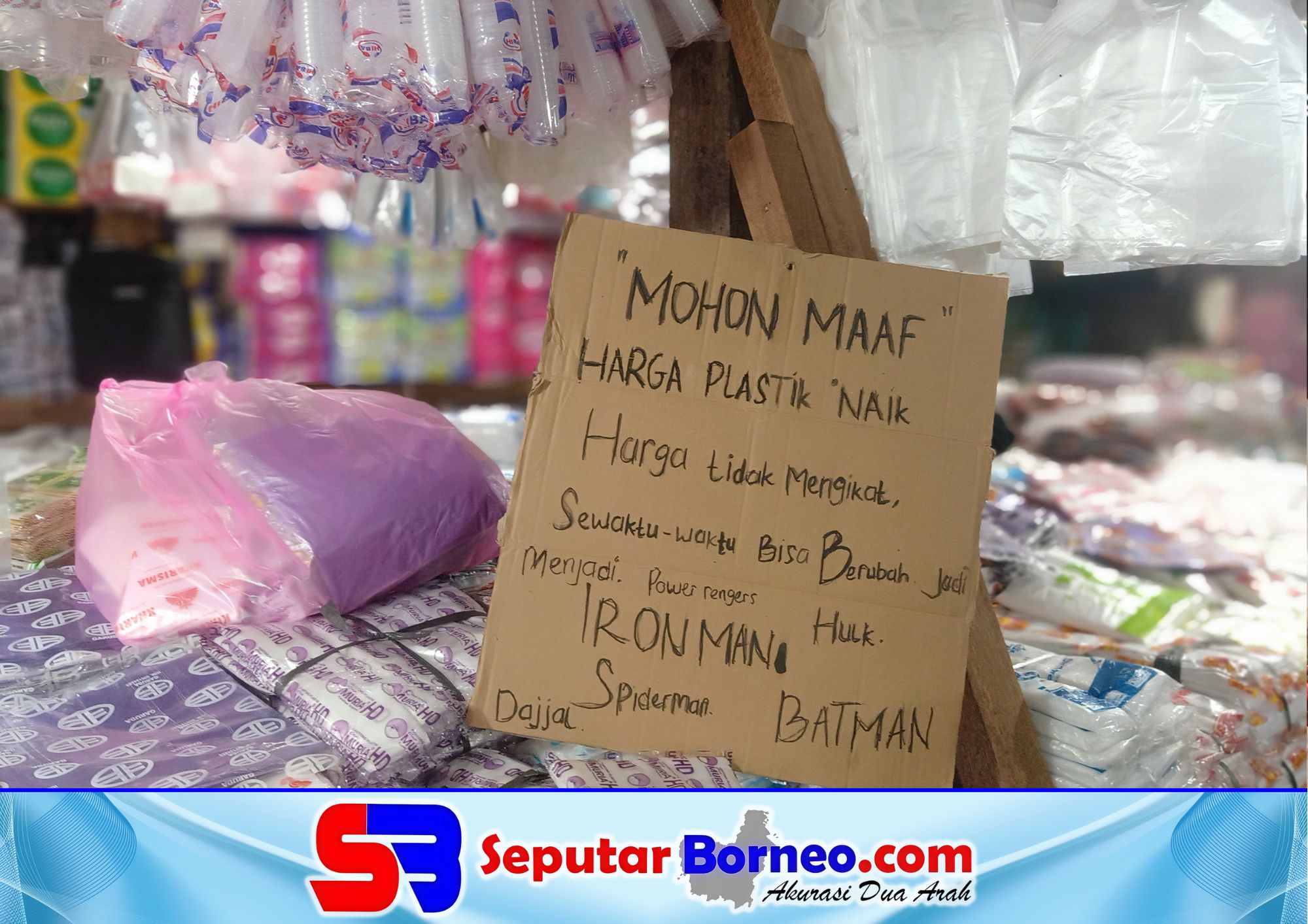 Salah satu pedagang plastik di Kota Sampit mencantumkan bahwa harga mulai naik. (FOTO: SEPUTARBORNEO)