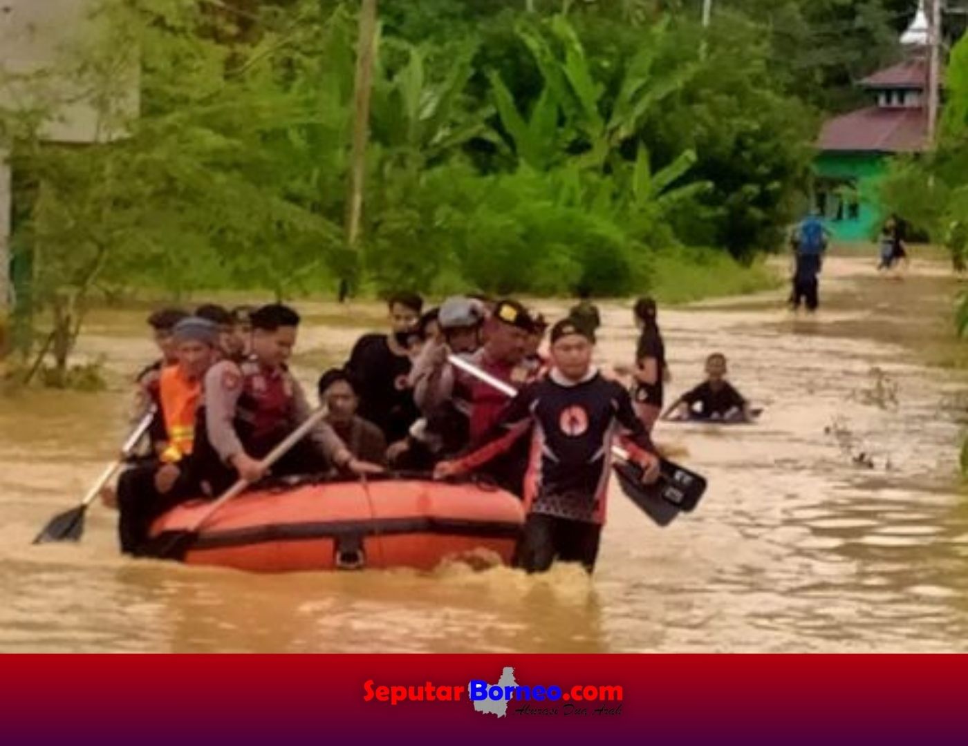 Personel bersama pihak TNI dan BPBD melakukan evakuasi warga yang terdampak banjir. (FOTO:ISTIMEWA)