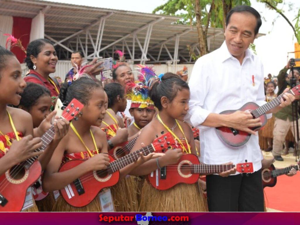 Alunan Musik Ukulele Sambut kedatangan Presiden Jokowi