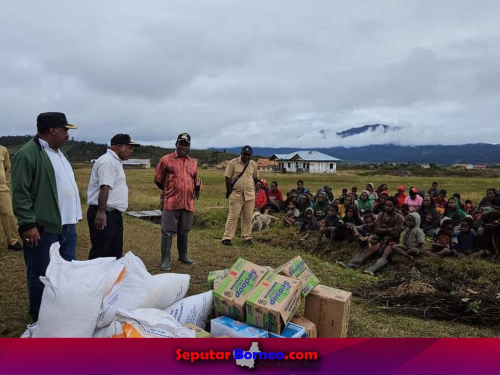 Penyaluran bantuan untuk warga Papua yang mengalami kekeringan. (FOTO:ISTIMEWA)