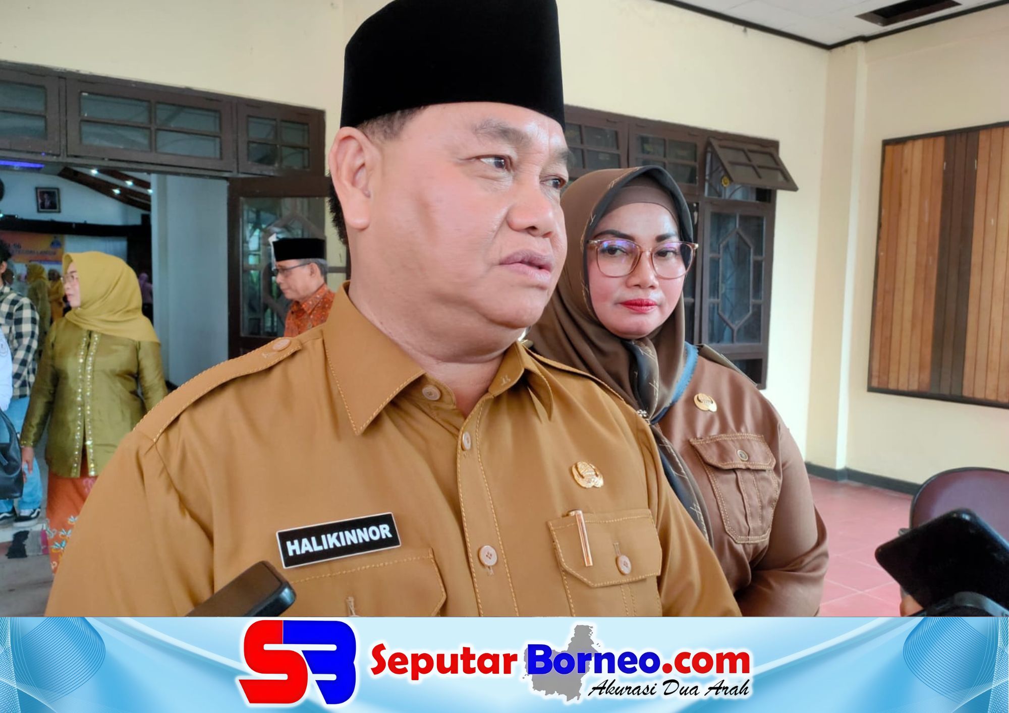 Bupati Kotim, H Halikinnor ketika diwawancara oleh sejumlah awak media. (FOTO:SEPUTAR BORNEO)
