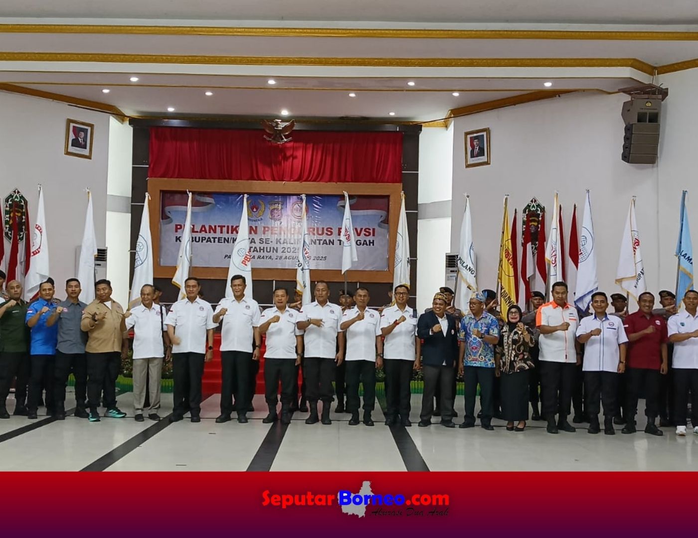 Kapolda Kalteng, Irjen Pol Iwan Kurniawan foto bersama dengan pengurus PBVSI se-Kalteng. (FOTO:SEPUTAR BORNEO)