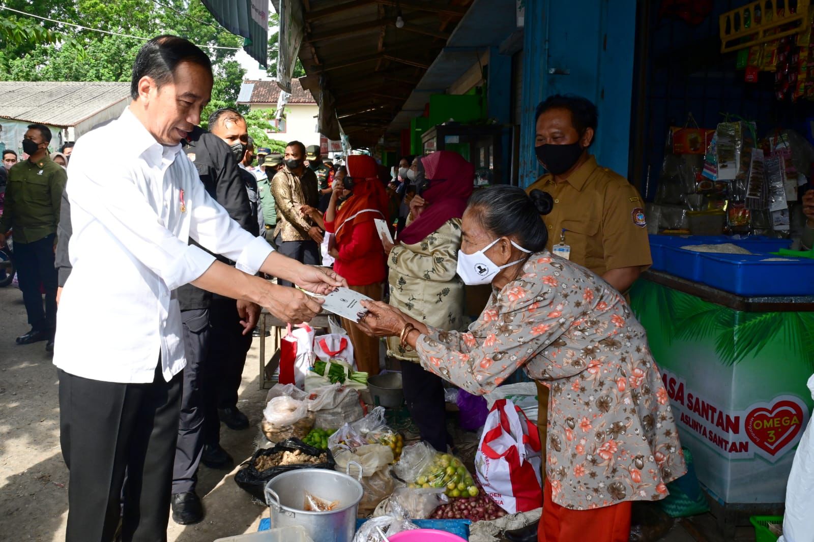 Kunjungi Pasar Malang Jiwan Colomadu, Presiden Bagikan BLT dan Cek Harga Komoditas