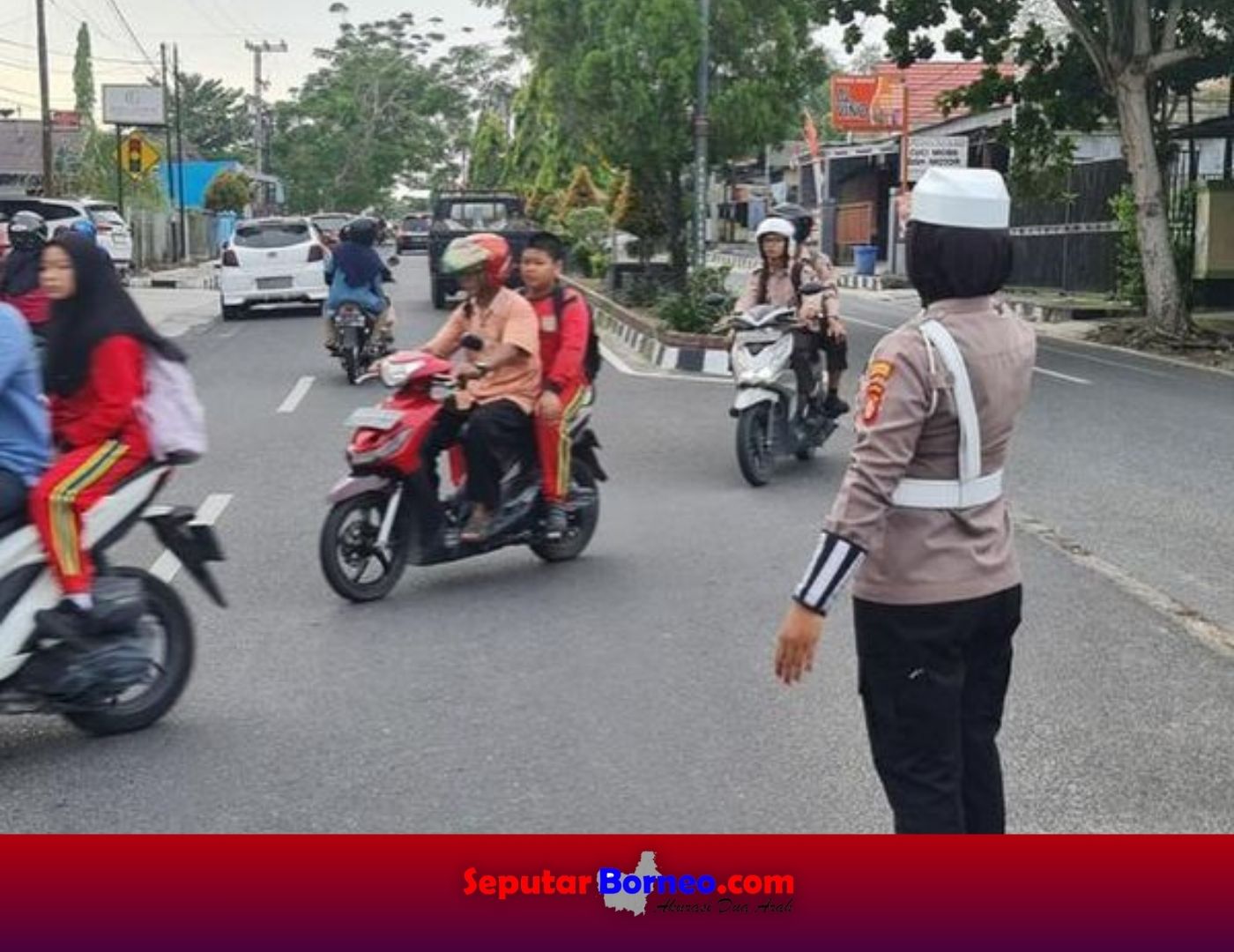 Polwan Polres Kobar Terjun ke Jalan Atur Lalulintas