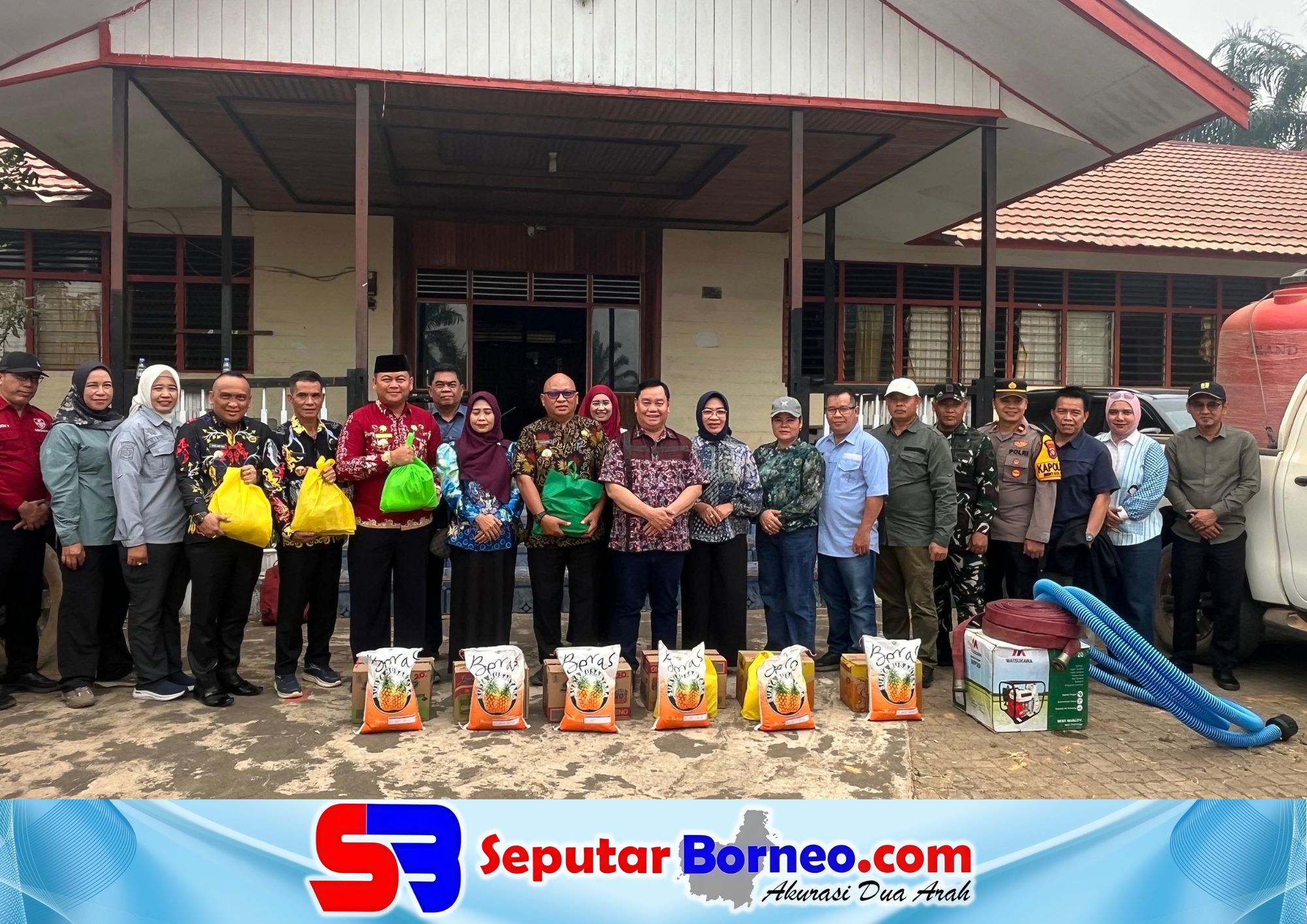 Bupati Kotim Turun Langsung Serahkan Bantuan Sosial kepada Relawan Karhutla dan MPA di Mentaya Hulu