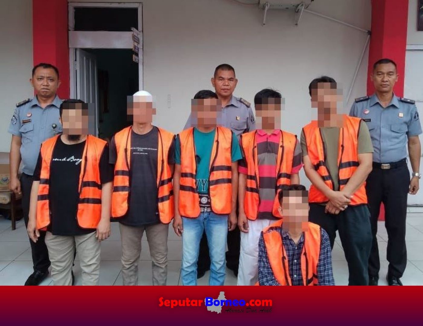 Petugas Lapas Sampit usai melakukan tes urine kepada warga binaan. (FOTO:ISTIMEWA)