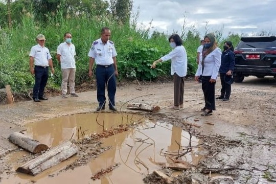 Bupati Pulpis Meninjau Jalan Rusak di Pelabuhan Bahaur