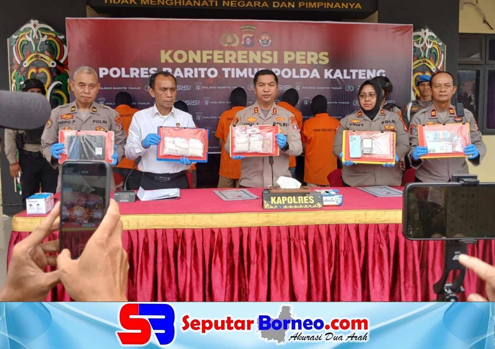 Kapolres Barito Timur AKBP Iqbal Sengaji, S.I.K., M.Si., didampingi jajaran PJU dalam konferesi pers, Senin (28/6/2026).FOTO: LOGMAN/SB