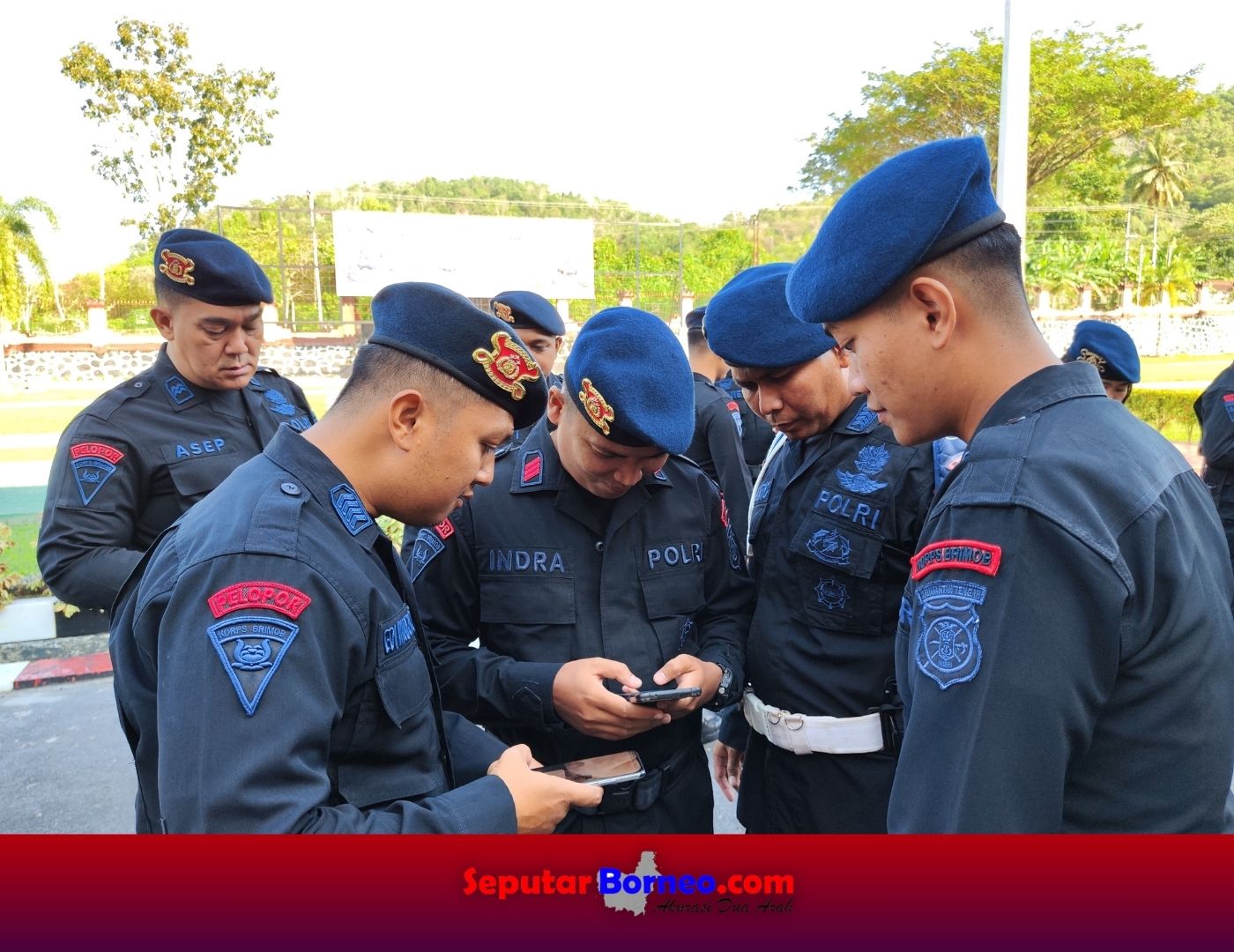 Pengecekan ponsel personel Satbrimob Polda sebagai bentuk pencegahan terjadinya judi online. (FOTO:ISTIMEWA)