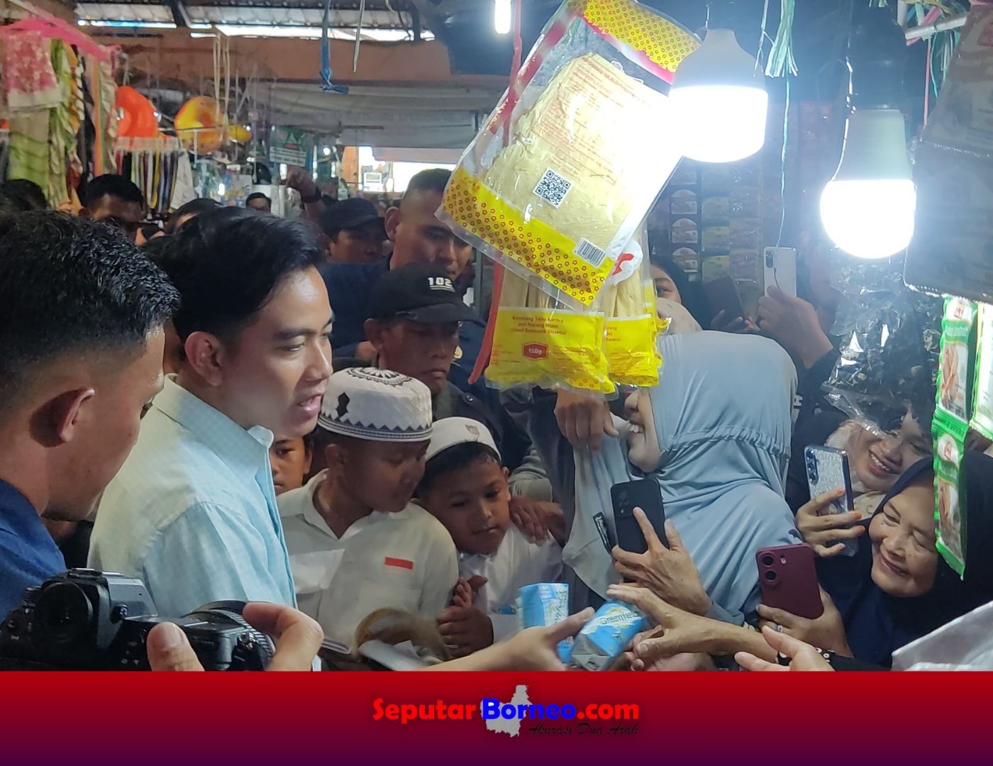 Wapres Gibran Kunjungi Pasar Kahayan Palangka Raya, Disambut Antusias Warga