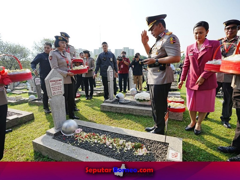 Kapolri Jenderal Listyo Sigit Prabowo bersama jajaran berziarah serta tabur bunga ke Taman Makam Pahlawan Kalibata. (FOTO:ISTIMEWA)
