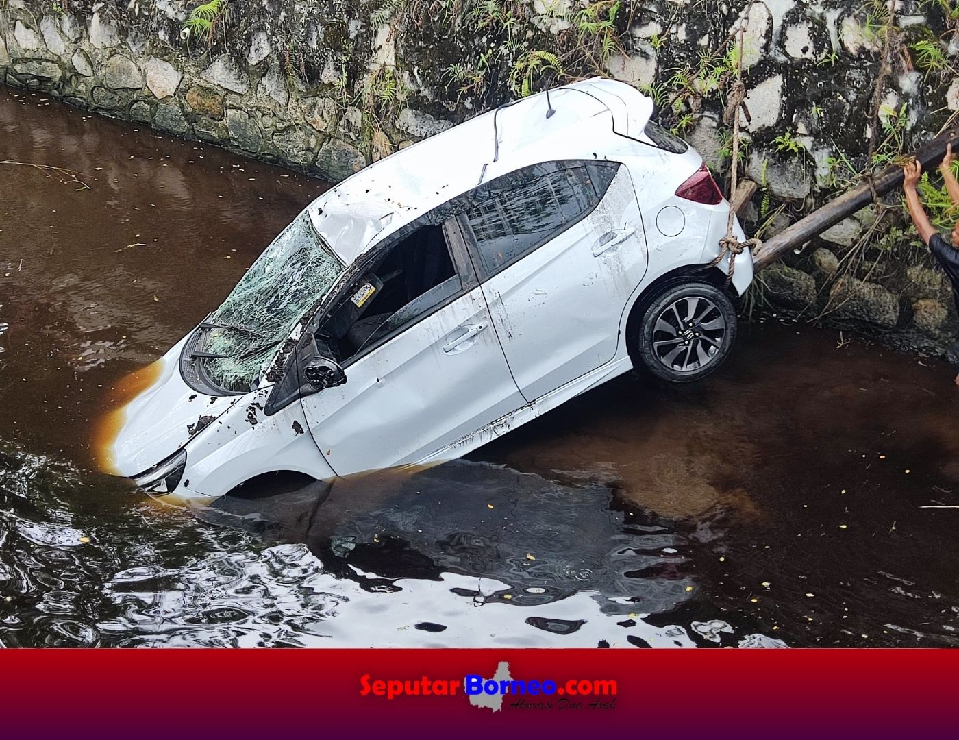 Hilang Kendali Mobil Brio Tersebut di Pengaringan Soekarno