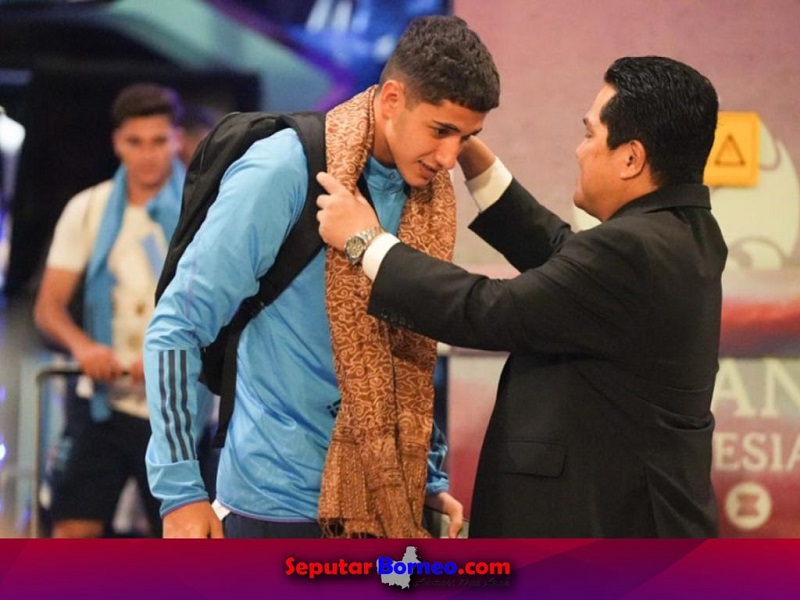 Ketua PSSI, Erick Thohir saat mengalungkan kain dari Timor kepada Timnas Argentina. (FOTO:ISTIMEWA)