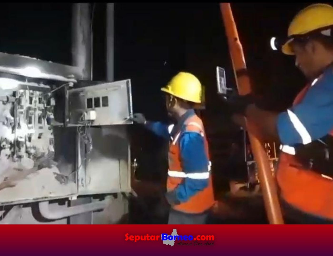 Petugas PLN saat memperbaiki gardu PLN yang sempat meledak. (FOTO:ISTIMEWA)