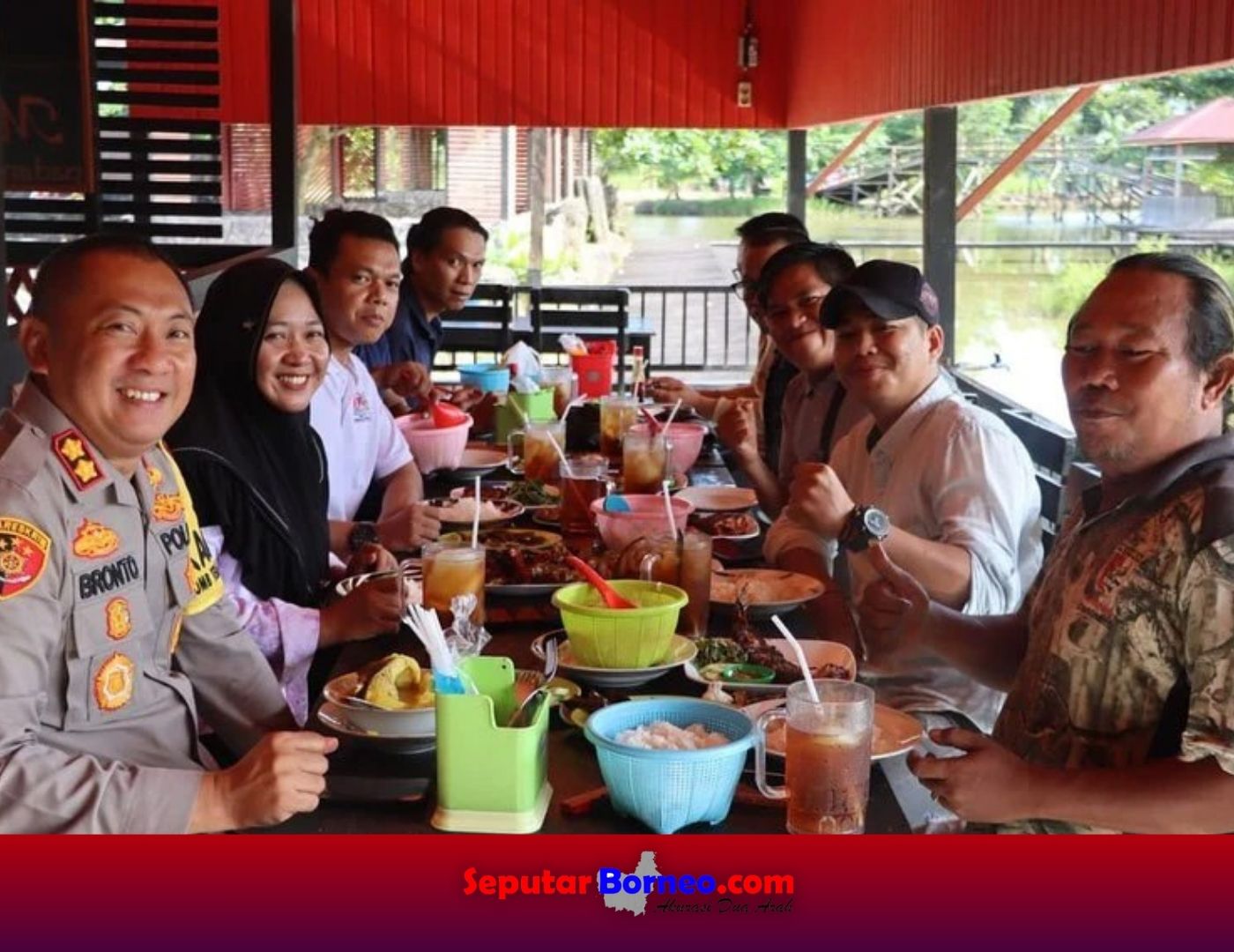 Kapolres Lamandau, AKBP Bronto Budiyono saat bercengkrama dengan awak media. (FOTO:ISTIMEWA)