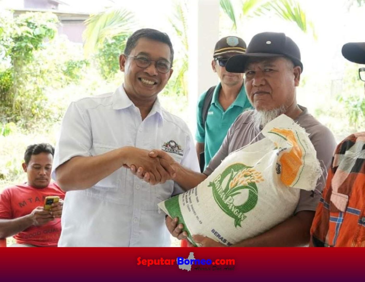 Pj Bupati Lamandau Salurkan Bantuan Pangan