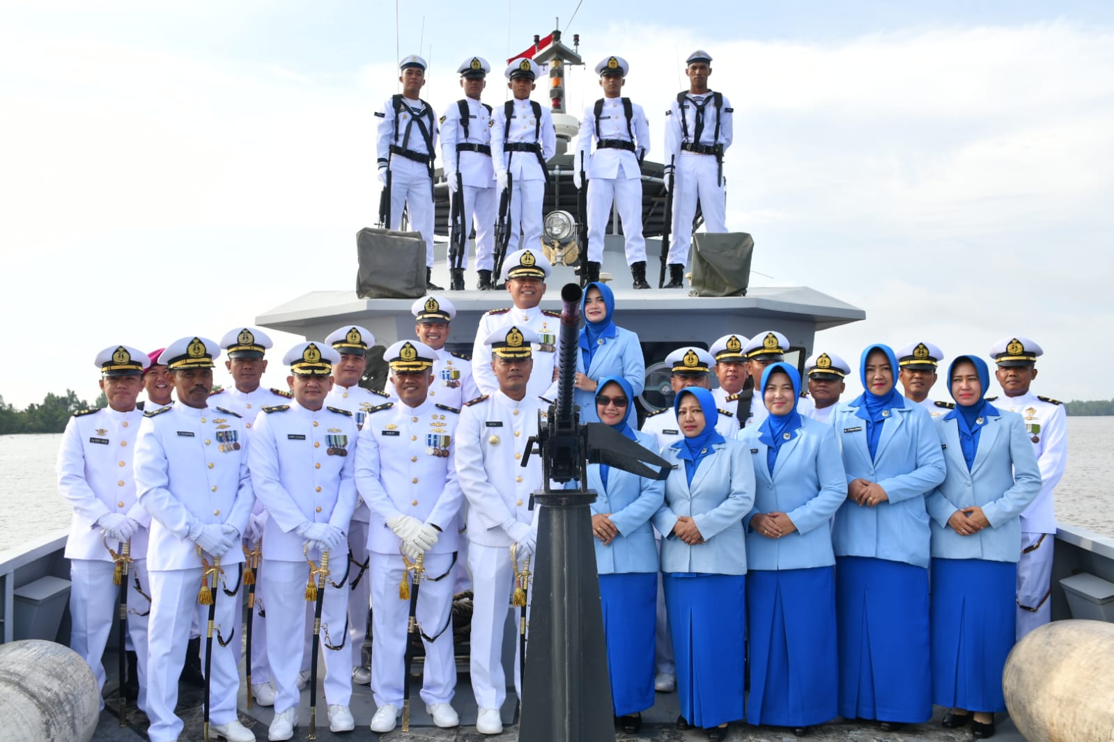 FOTO BERSAMA : Danlanal Banjarmasin, Kolonel Laut (P) Herbiyantoko MTr Hanla didampingi istri Ny Farrah Herbiyantoko foto bersama usai melaksanakan tabur bunga. (FOTO:PENAL LANAL BANJARMASIN)