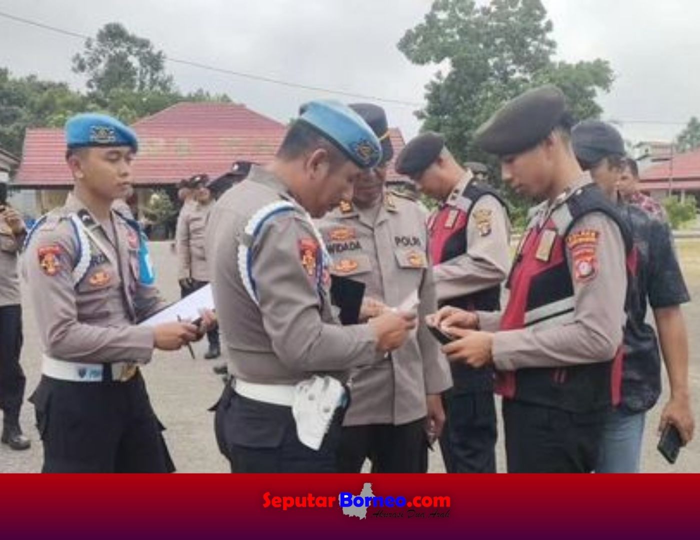 Propam Polres Murung Raya melakukan pemeriksaan surat kendaraan personel. (FOTO:ISTIMEWA)