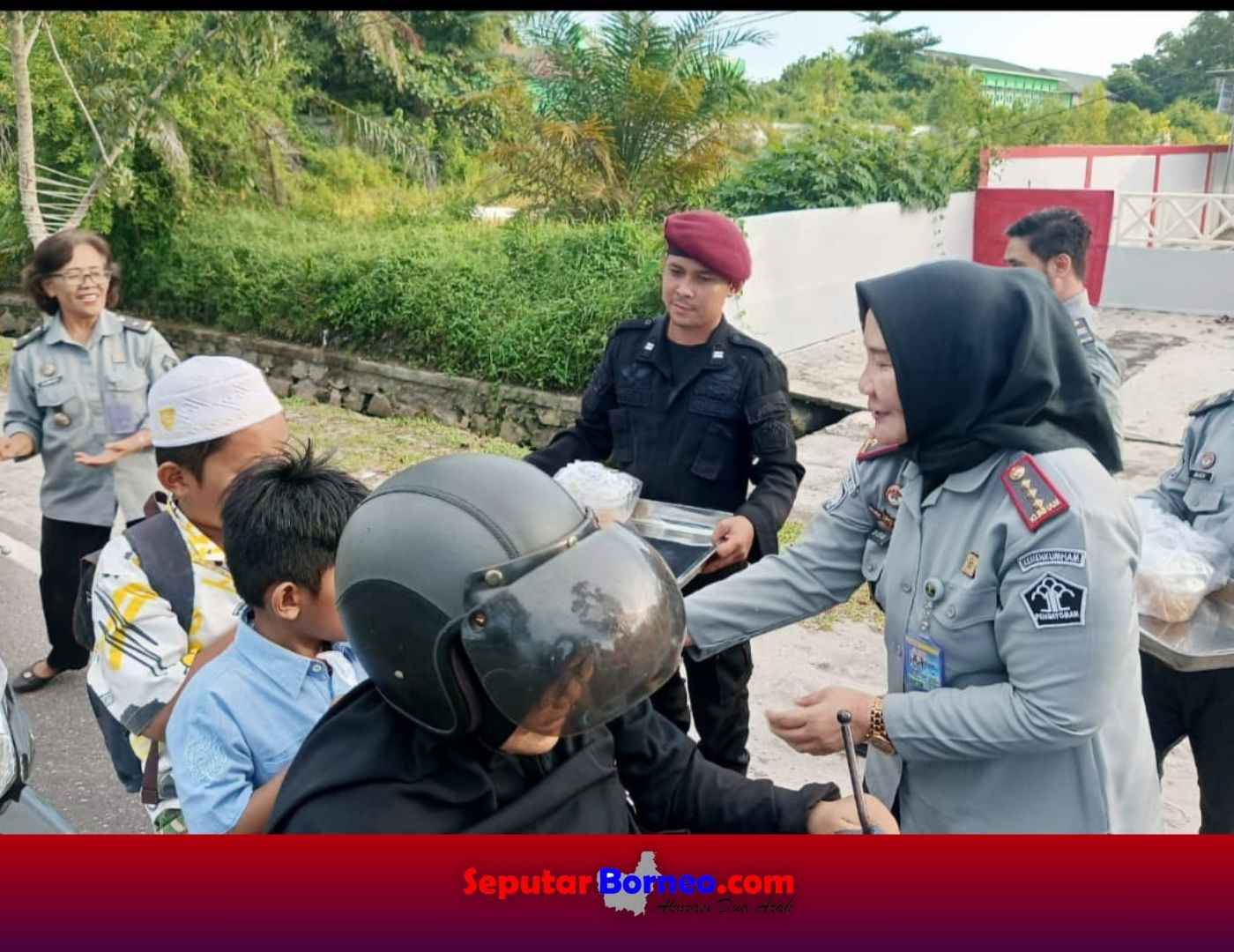 Kalapas Perempuan Palangka Raya, Sri Astiana bersama jajaran membagikan takjil kepada pengendara sepeda motor. (FOTO:ISTIMEWA)