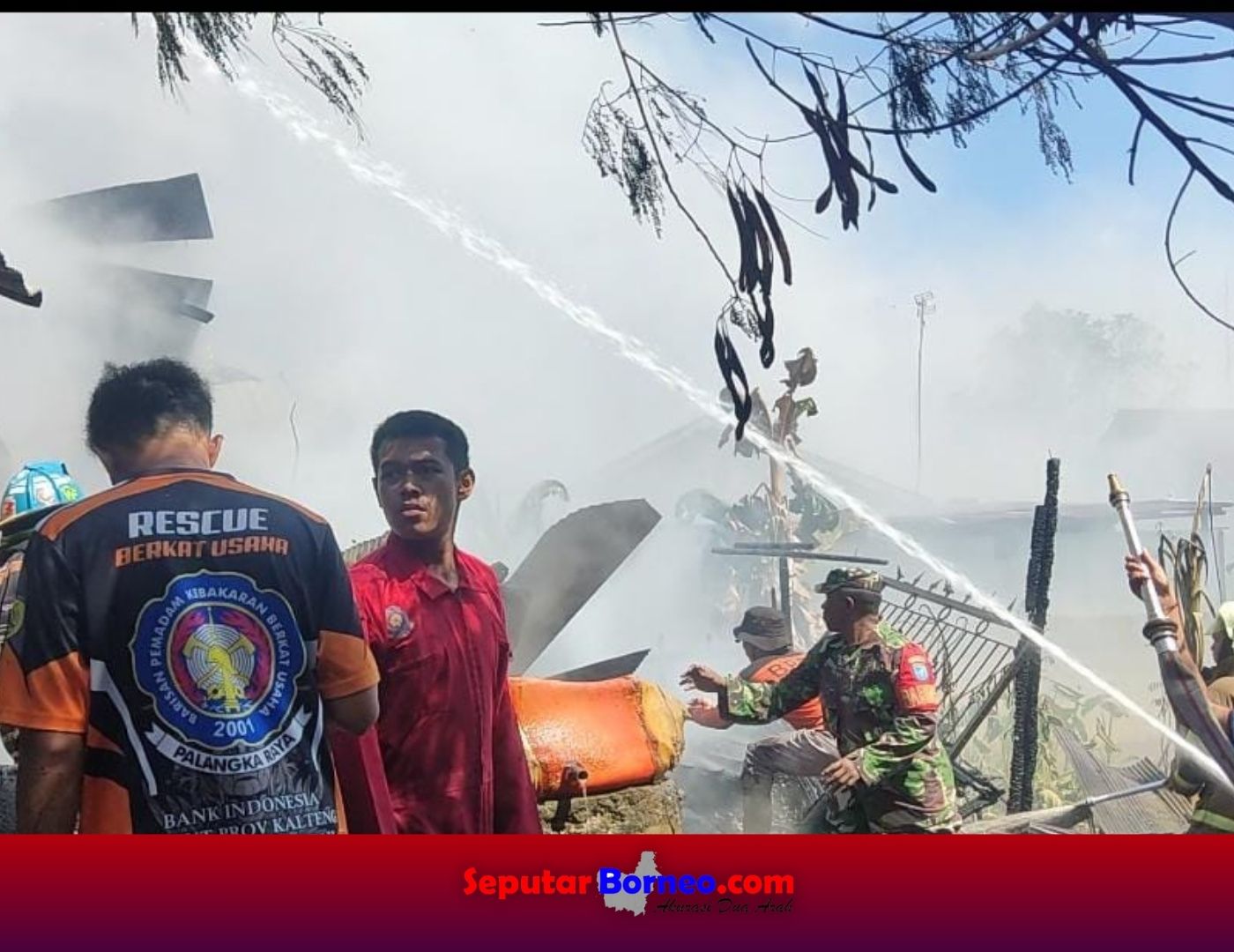 Petugas pemadam kebakaran dan relawan sedang berupaya melakukan pemadaman lokasi kejadian. (FOTO:SEPUTAR BORNEO)