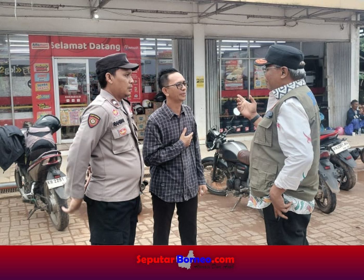 Kepala BPBD bersama Kapolsek Cempaga Hulu saat meninjau lokasi Alfamart yang ditiup angin kencang akibat cuaca ekstrem. (FOTO:ISTIMEWA)