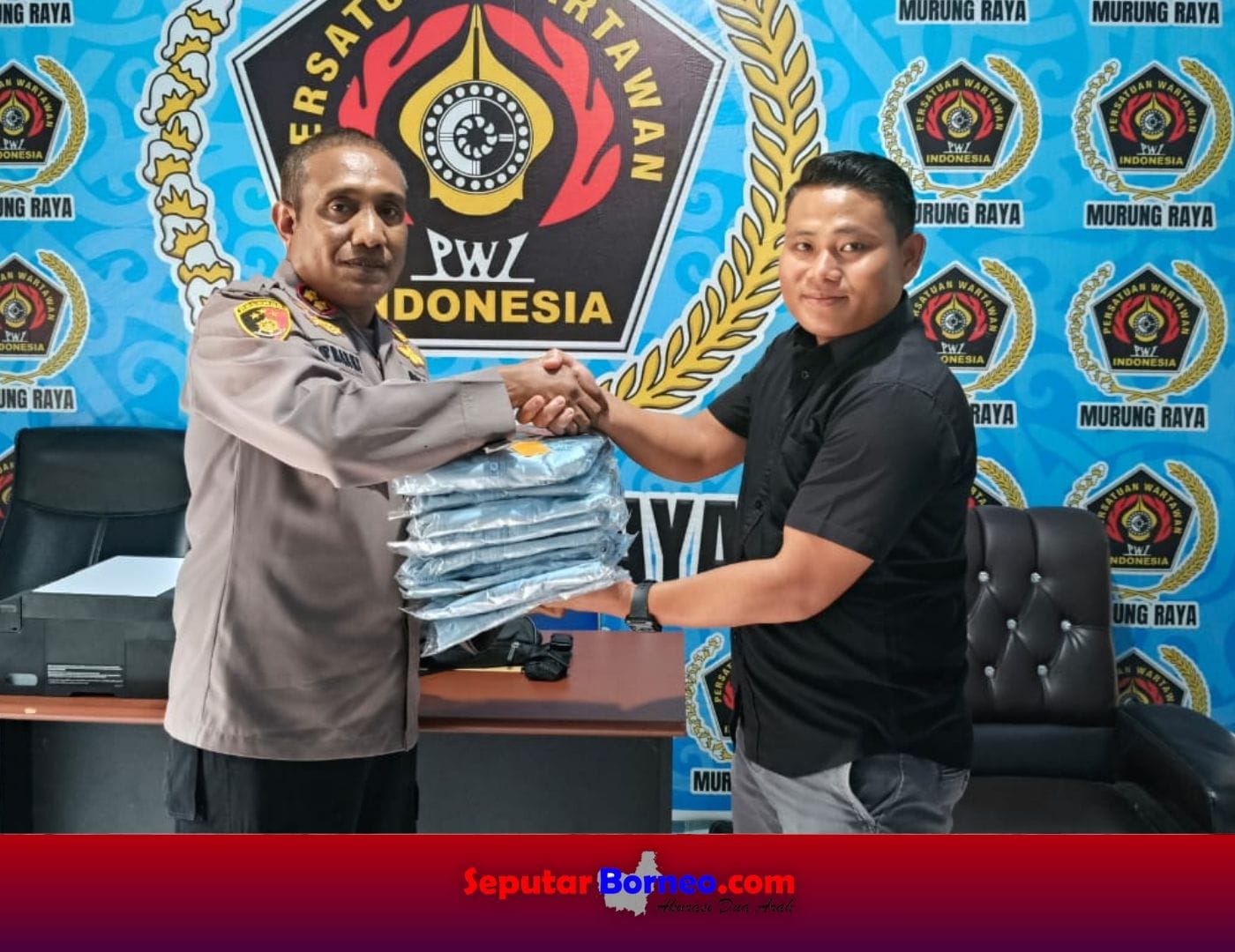 Kapolres Murung Raya Serahkan Seragam PWI