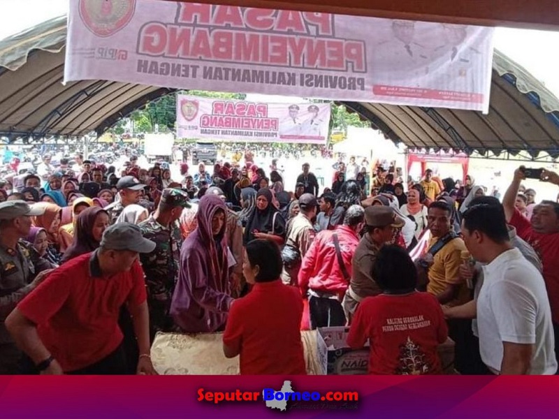Warga Masyarakat Kota Nanga Bulik Serbu Pasar Murah