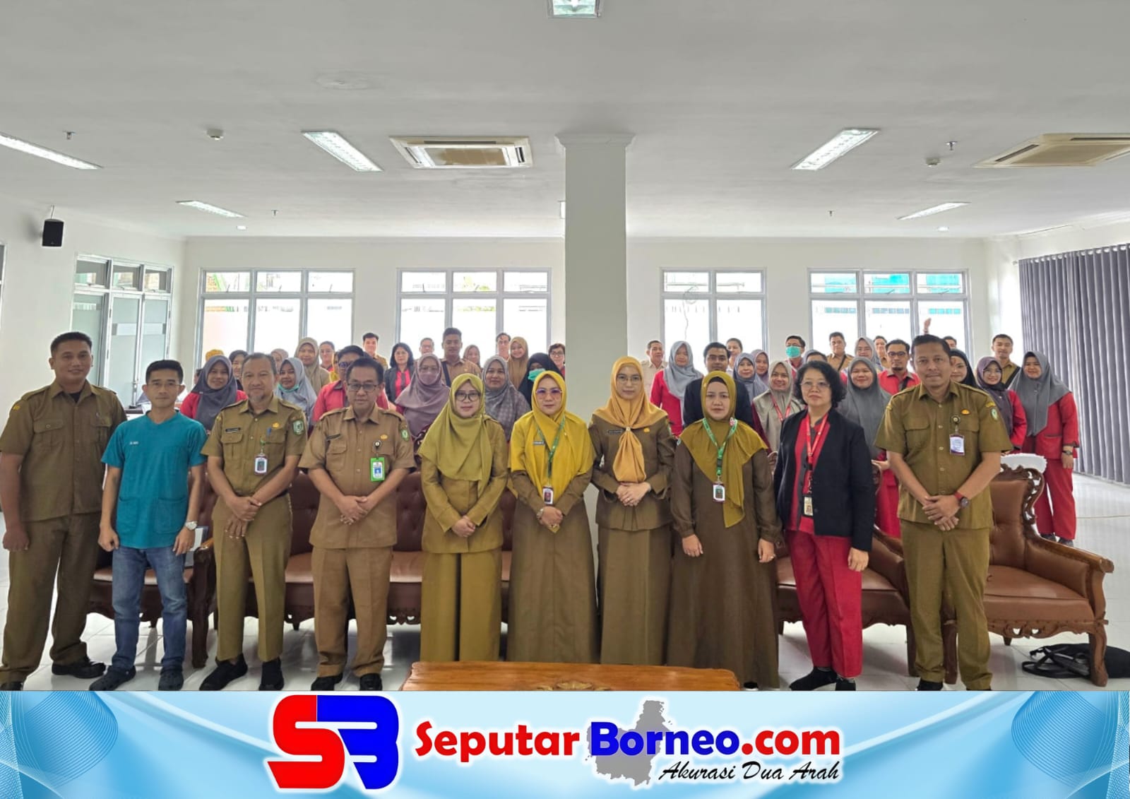 Direktur RSUD dr Murjani Sampit, dr Yulia Nofiany bersama manajemen berfoto bersama tamu pada suatu kegiatan. (FOTO:ISTIMEWA)