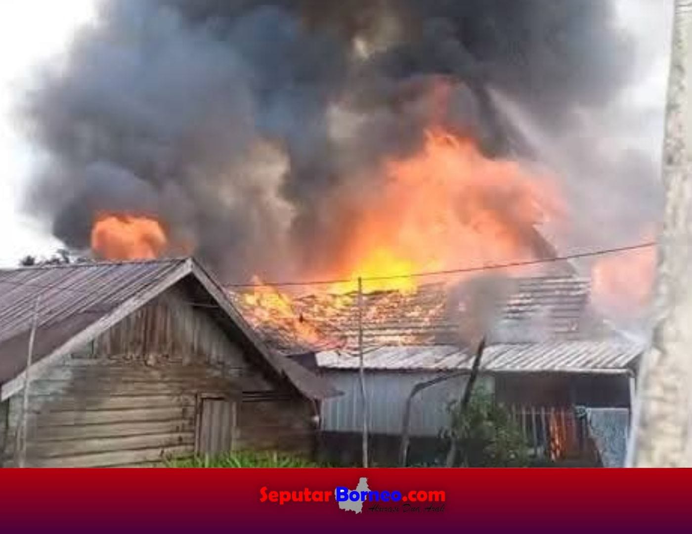 Siang Bolong Kawasan Padat Penduduk Berkobar, Warga Panik Berlarian Selamatkan Diri