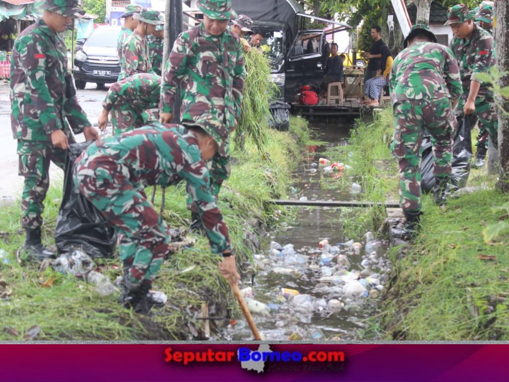 Kodim Palangka Raya Gelar Karya Bakti Bersih-Bersih Pasar Kahayan